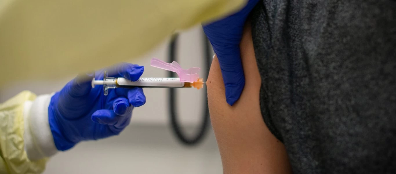 «Να τα εμβολιάσουμε για να αποκτήσουμε ανοσία της αγέλης»: Έτσι δικαιολογούν το «τσίμπημα» παιδιών που δεν κινδυνεύουν